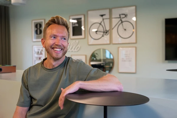 Expertens syn på AI i B2B: "Det är inte riskerna i sig, utan rädslan för dem, som bromsar utvecklingen"