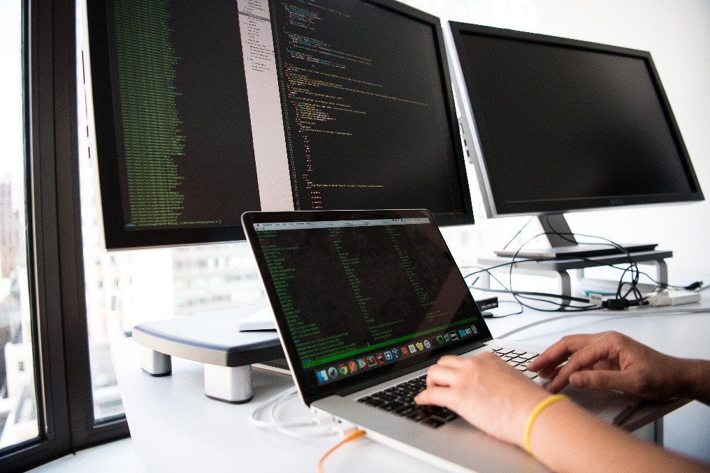 SLA christina-wocintechchat-com-6Dv3pe-JnSg-unsplash